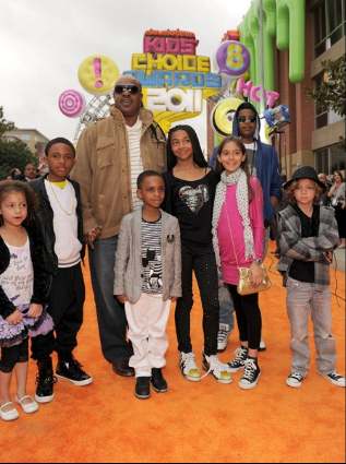 Stevie Wonder taking his children to Kids Choice Awards in 2011